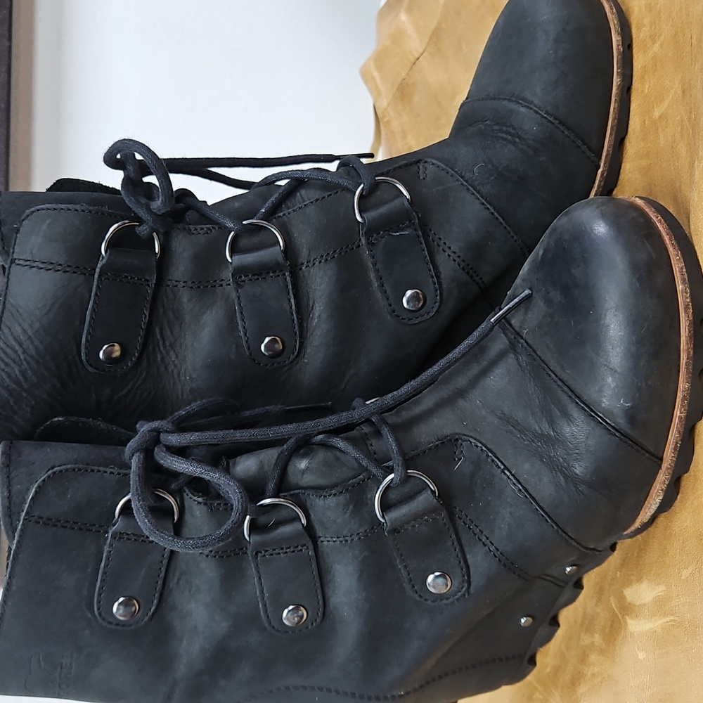 SOREL Women’s Joan of Arctic Wedge Lace Up Boots Sz 9